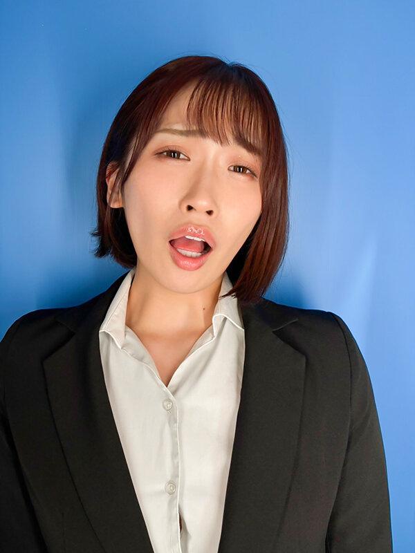 ここで撮影した写真を貼れば絶対合格するというピストンバイブ証明写真ボックス リクルートスーツの女子大生がどんなに突かれても笑顔をキープ 来訪者M.Wさん サンプル画像 2