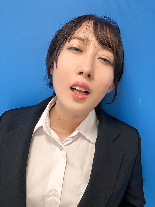 ここで撮影した写真を貼れば絶対合格するというピストンバイブ証明写真ボックス リクルートスーツの女子大生がどんなに突かれても笑顔をキープ 来訪者S.Mさん サンプル画像 2