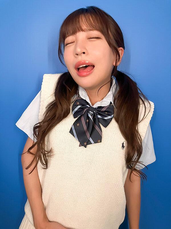 ここで撮影した写真を貼れば絶対合格するというピストンバイブ証明写真ボックス 大学受験前の女子学生がどんなに突かれても笑顔をキープ 受験生Oさん サンプル画像 2
