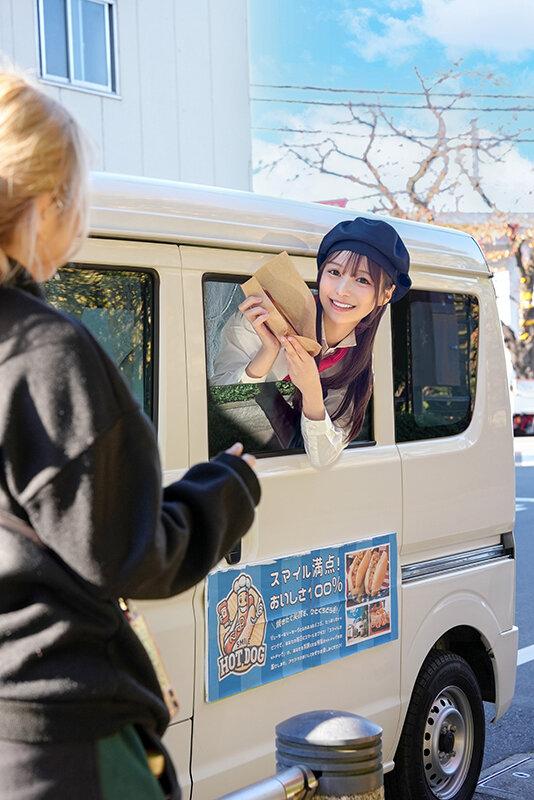 人気 AV 女優が挑戦！イカサレ屋台の中で 潮吹きながらホットドッグ売ってください！天馬ゆい 赤名いと サンプル画像 3