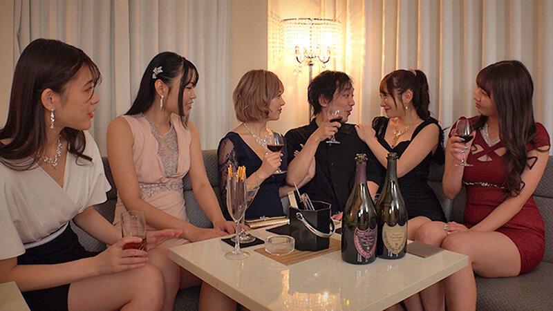 宝くじで一発逆転！勇気をだして初めてキャバクラに行ったらモテキ到来！！太客にしようと嬢達が擦り寄ってきてボクのチ●ポを醜く奪い合うまさかのハーレム痴女展開に… サンプル画像 16