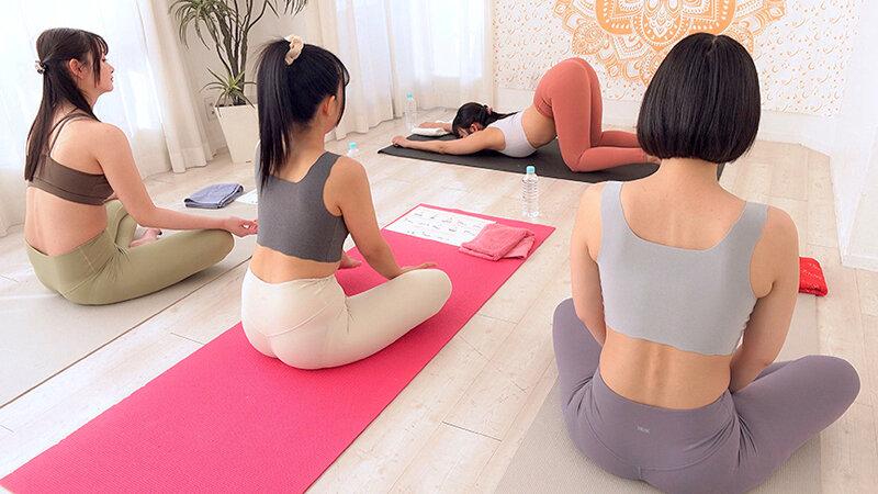 ヨガ体験教室の生徒で男は僕だけ…エロ目的での参加だと誤解されてはいけないと思えば思う程、美人インストラクターの突き出した美尻を見てチ●ポが反応してしまう…。下腹部の膨らみを見つかった僕は、体験コースには含まれていない集団エロレッスンに身を委ねてみる…（2） サンプル画像 5