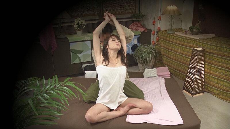 ホイホイついてきた人妻をだましてマッサージからその気にさせて本番セックス！ vol.3 サンプル画像 1