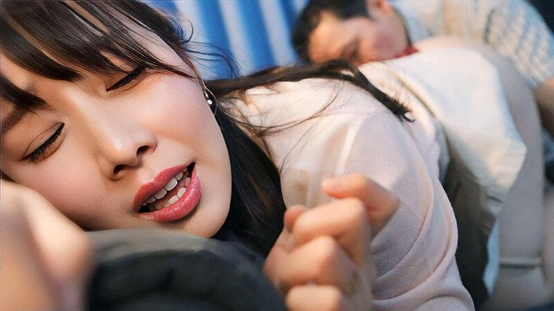 【配信限定 すみれ＆しおり編】夫婦交換スワッピング 寝室に消えていく妻と同僚…数分後、妻の喘ぎ声が ～一線を超えてしまった夫婦たち～ サンプル画像 12