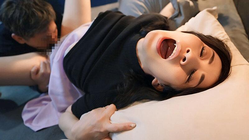 【配信限定 すみれ＆しおり編】夫婦交換スワッピング 寝室に消えていく妻と同僚…数分後、妻の喘ぎ声が ～一線を超えてしまった夫婦たち～ サンプル画像 4