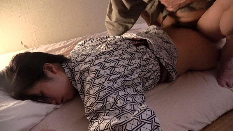 民宿夜●い 一人旅で訪れた女性たちに睡●薬入りの地酒を振る舞いガッツリ堕ちた所に無許可中出し！！2 サンプル画像 13