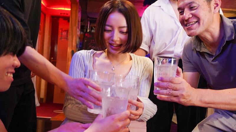 息子の同級生の父親と週1で闇営業ハプニングバー密会。他人にSEXを見られる快感にハマった欲求不満の不倫ママ 美咲かんな サンプル画像 10