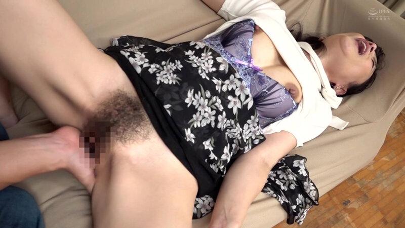 熟女の戯れ 女性向け出張風俗にハマる美熟女 平岡里枝子 サンプル画像 5