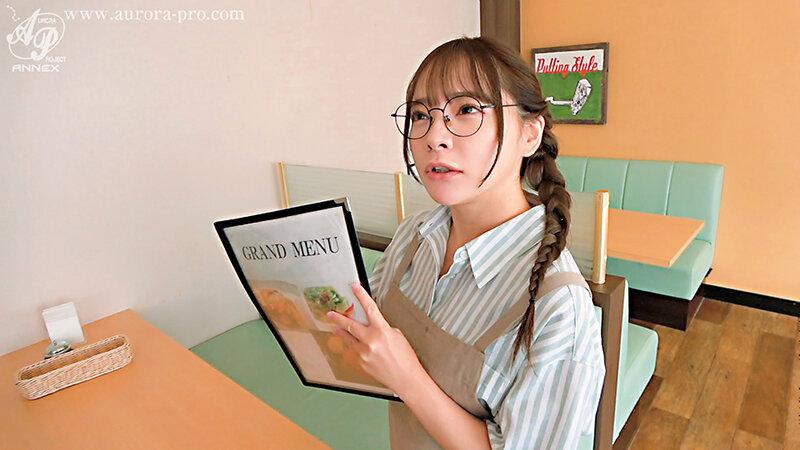 隠れ肉食女子の誘惑 喫茶店で働く地味子ちゃんはオヂ好きの隠れビッチ！マスターを痴女って店内密会！ 一条みお サンプル画像 3