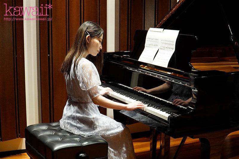 九州の某私立中等部 現役音楽教師 茅野華 AV DEBUT 生徒の皆さん音楽室で大人しい先生はこんなにもエッチです。 サンプル画像 3