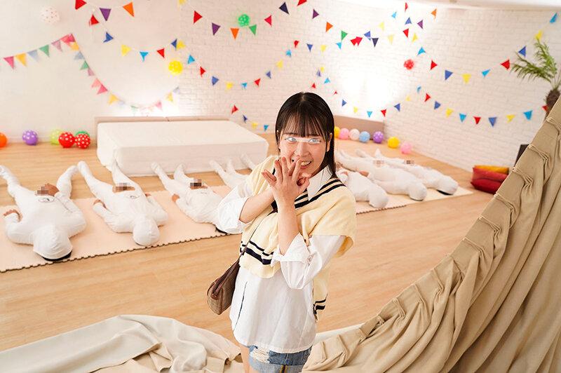 一般男女モニタリングAV 巨乳女子大生限定！目隠し素股でズラ～ッと並んだチ○ポ10本の中から大好きな彼氏のチ○ポ当ててみて！ハズレたらいきなりデカチン即ハメ！形・大きさの異なるフル勃起チ○ポとクリトリスが擦れ合う気持ちよさに我慢できず濡れ出した彼女オマ○コは… サンプル画像 3