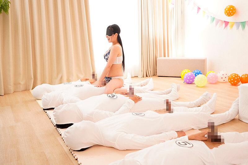 一般男女モニタリングAV 巨乳女子大生限定！目隠し素股でズラ～ッと並んだチ○ポ10本の中から大好きな彼氏のチ○ポ当ててみて！ハズレたらいきなりデカチン即ハメ！形・大きさの異なるフル勃起チ○ポとクリトリスが擦れ合う気持ちよさに我慢できず濡れ出した彼女オマ○コは… サンプル画像 5