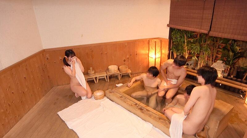 一般男女モニタリングAV 修学旅行中の女子○校生さん！タオル一枚男湯で同級生男子のチ○ポ洗ってもらえませんか？クラスメイトのフル勃起チ○ポに囲まれ恥じらいながらもしごいてしゃぶってザーメン抜きまくり！過激なミッションでオマ○コが火照ってしまいそのまま童貞筆… サンプル画像 2