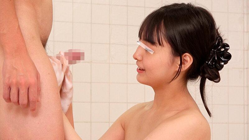 一般男女モニタリングAV 義理の姉弟がお風呂で過激ミッションに挑戦！心優しい巨乳の義姉さん！童貞の弟くんの包茎ち○ぽの皮を剥いて洗ってもらえませんか！？敏感亀頭を泡洗いされてフル勃起した可愛い弟ち○ぽに火照ってしまった姉マ○コはそのまま筆おろし！！両親には… サンプル画像 5