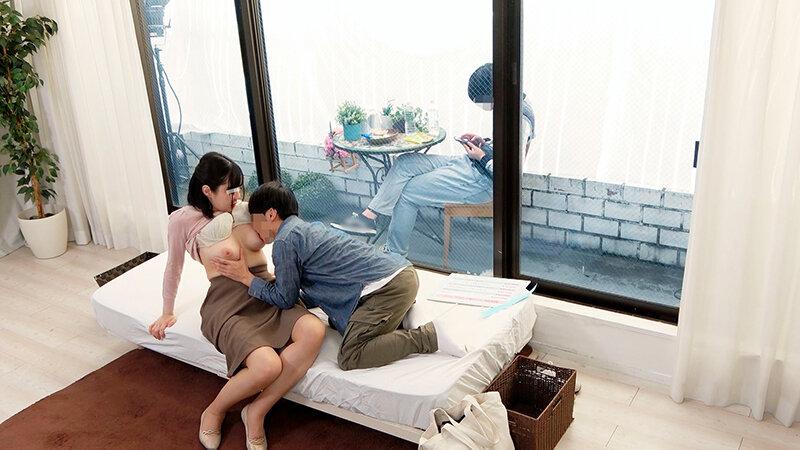 一般男女モニタリングAV マジックミラーの向こうには実の息子！巨乳のお母さんが童貞で悩む息子の親友と2人っきりの密室で1発10万円の連続射精筆おろしに挑戦！ずっとヤリたいと思っていた友人母の巨乳に触れてフル勃起した童貞チ○ポを優しく受け挿れたご無沙汰オマ○コ… サンプル画像 3