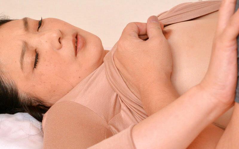 「こんなおばさんの乳首で興奮しちゃうの？」ノーブラの母は拒みつつも濡れていたので…4時間 サンプル画像 16