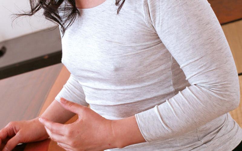 「こんなおばさんの乳首で興奮しちゃうの？」ノーブラの母は拒みつつも濡れていたので…4時間 サンプル画像 4