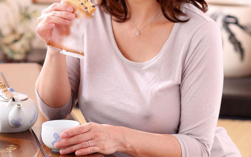 「こんなおばさんの乳首で興奮しちゃうの？」ノーブラの母は拒みつつも濡れていたので…4時間 サンプル画像 6