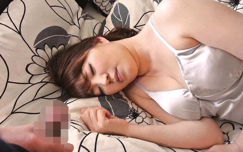 「こらッ、イタズラしないで…」60代50代40代！母にスカートめくり、リモバイ羞恥、ぶっかけ射精4時間 サンプル画像 15