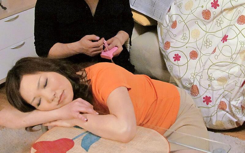 「こらッ、イタズラしないで…」60代50代40代！母にスカートめくり、リモバイ羞恥、ぶっかけ射精4時間 サンプル画像 9