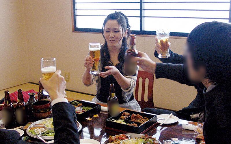 普通の人妻さん寝取らせ！夫に騙された他人男と複数プレイでイキまくるNTR映像4時間 サンプル画像 2