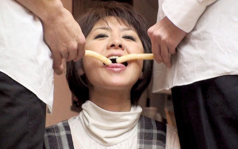 普通の人妻さん寝取らせ！夫に騙された他人男と複数プレイでイキまくるNTR映像4時間 サンプル画像 3