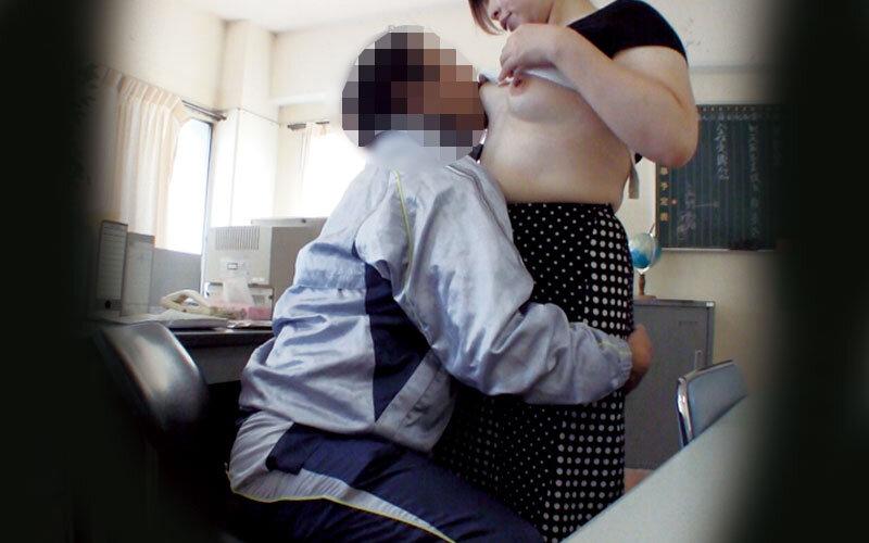 母の肉体に興味がある息子が隠し撮りした母ちゃんのSEX映像4時間 サンプル画像 3