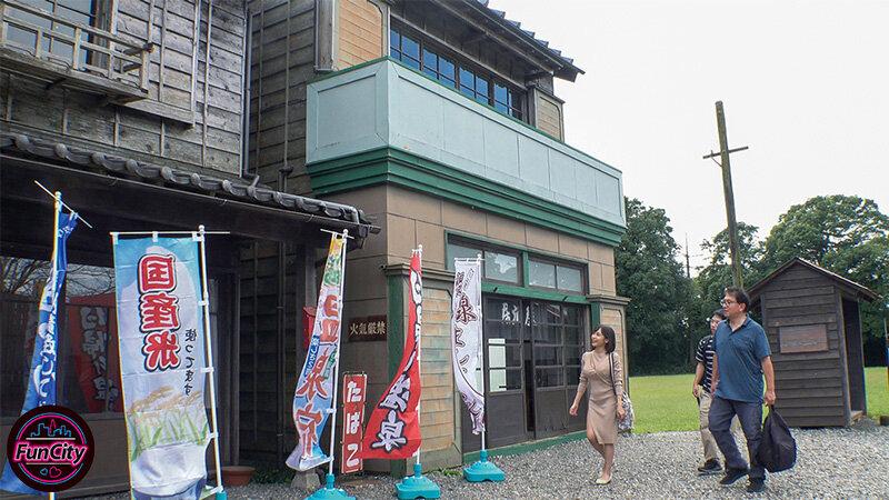 筆おろし温泉ソープ 親父が再婚して― Hカップ巨乳の義母さんができた。家族旅行で僕が童貞だとわかると淫乱な義母さんに狙われて…逢見リカ サンプル画像 2