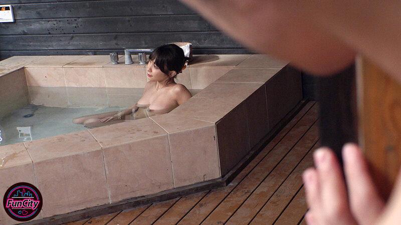 筆おろし温泉ソープ 親父が再婚して― Hカップ巨乳の義母さんができた。家族旅行で僕が童貞だとわかると淫乱な義母さんに狙われて…逢見リカ サンプル画像 3