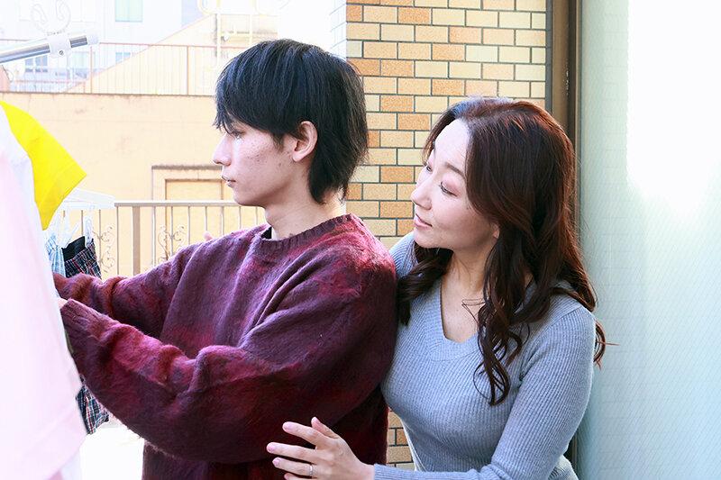 「お前んちの母ちゃんエロすぎだろ！」無防備なモチモチ爆乳ボディで息子の友人を虜にする五十路母 よしい美希 サンプル画像 4