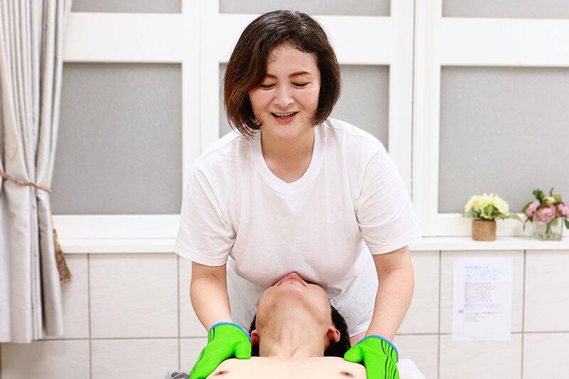 汗でじっとり濡れたムチムチ巨乳のアカスリおばちゃん～カチカチの勃起チ●コを見せつけたらSEX出来るはず！ サンプル画像 13