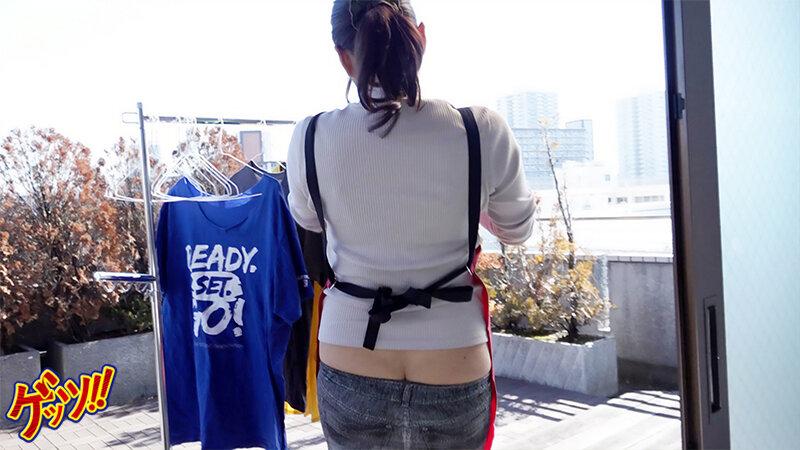 地味にエロい家事代行妻の肉感デカ尻に思わず即尺発射 気まずいと思いつつもまた押しかけてきたのでそのままデカチン即ハメ中出し サンプル画像 19