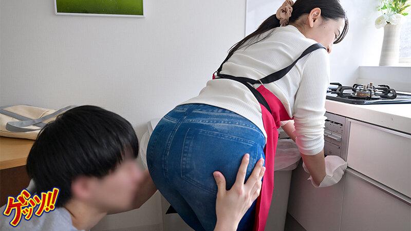 地味にエロい家事代行妻の肉感デカ尻に思わず即尺発射 気まずいと思いつつもまた押しかけてきたのでそのままデカチン即ハメ中出し サンプル画像 8