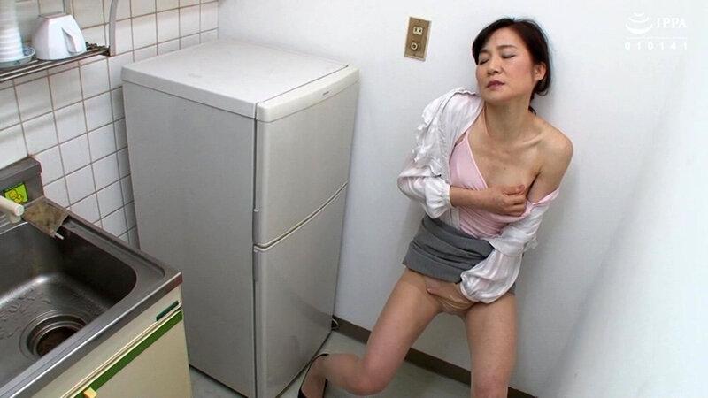 働く人妻はオナニー狂い！！勤務中にムラムラしたら！仕事を理由にして！職場でも自慰を我慢しないマン汁ぐちゅぐちゅ熟女の実態。30人4時間 サンプル画像 18