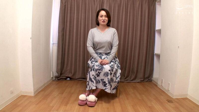 素人！！美顔熟女が初めてカメラの前で脱いだフルヌードアルバム 15人4時間 サンプル画像 12