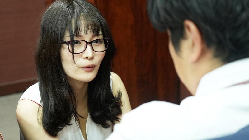 ナイスボディー OL義母のフェチオナニートラップ、若い息子のチンチンを永遠狙ってくる究極の淫乱妻。相沢 澪 サンプル画像 4