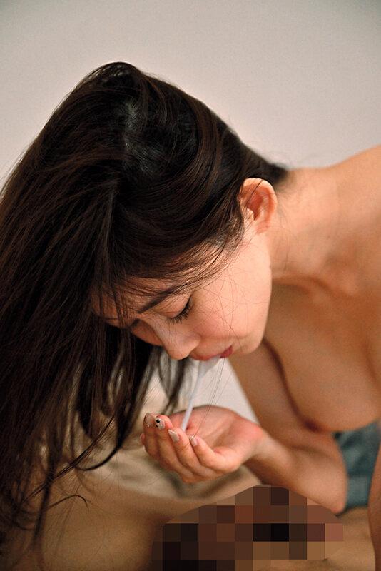 夫が死んで3年、娘と彼氏の喘ぎ声に発情して…娘が不在の時に尻コキとケツ穴拡げて誘惑し中出しさせた悪い母親。 黒川すみれ サンプル画像 11