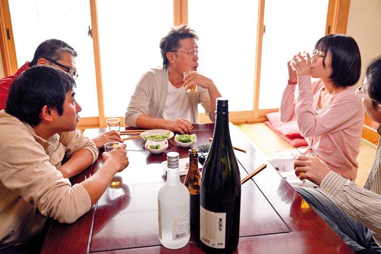 イヤでイヤで…無理矢理に夫の代わりに参加させられた町内会で…辱められ…玩具にされ…オヤジ達に身体中を汚され中出しされた 市川りく サンプル画像 4