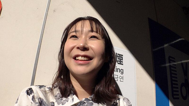 大量ぶっかけ志願 白く汚されたい変態素人妻 ゆかさん サンプル画像 3