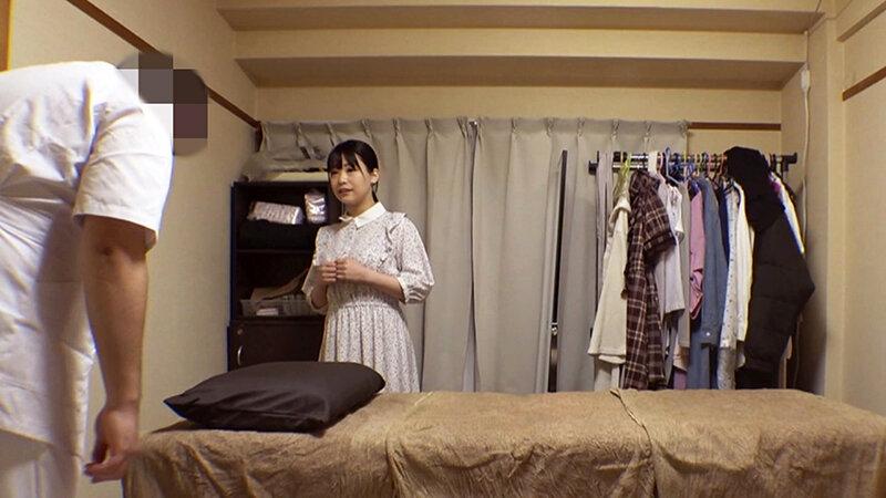 媚薬オイルマッサージ 痴●盗撮＆中出し素人娘VOL.58 超強力媚薬を配合したマッサージオイルを施術中に知らずに塗りこまれたオンナは、身体の火照りに驚き、チ〇ポを欲しがる自分に戸惑い、垂れ出したマン汁に恥ずかしがりながらも生ハメ中出しまで欲してしまう！ サンプル画像 1