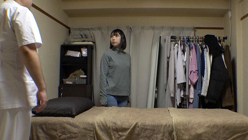 媚薬オイルマッサージ 痴●盗撮＆中出し素人娘VOL.59 超強力媚薬を配合したマッサージオイルを施術中に知らずに塗りこまれたオンナは、身体の火照りに驚き、チ〇ポを欲しがる自分に戸惑い、垂れ出したマン汁に恥ずかしがりながらも生ハメ中出しまで欲してしまう！ サンプル画像 1
