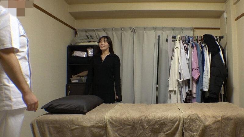 媚薬オイルマッサージ 痴●盗撮＆中出し素人娘VOL.60 超強力媚薬を配合したマッサージオイルを施術中に知らずに塗りこまれたオンナは、身体の火照りに驚き、チ〇ポを欲しがる自分に戸惑い、垂れ出したマン汁に恥ずかしがりながらも生ハメ中出しまで欲してしまう！ サンプル画像 1