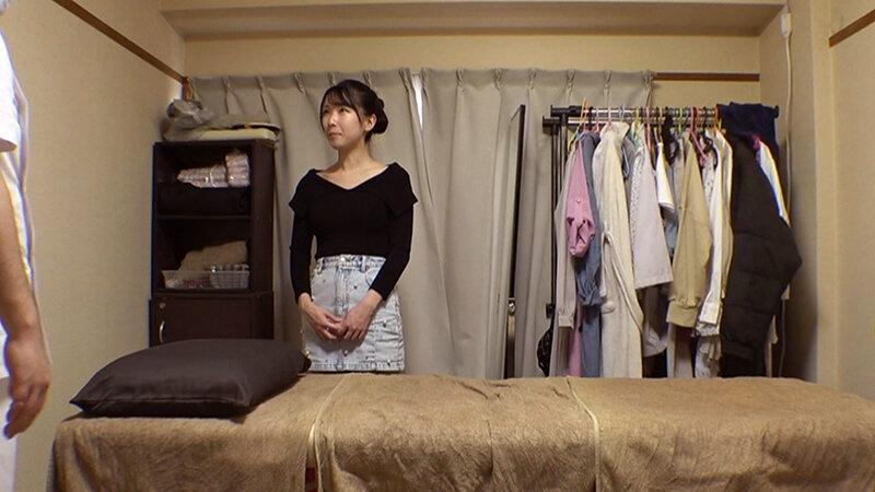 媚薬オイルマッサージ 痴●盗撮＆中出し素人娘VOL.61 超強力媚薬を配合したマッサージオイルを施術中に知らずに塗りこまれたオンナは、身体の火照りに驚き、チ〇ポを欲しがる自分に戸惑い、垂れ出したマン汁に恥ずかしがりながらも生ハメ中出しまで欲してしまう！ サンプル画像 2