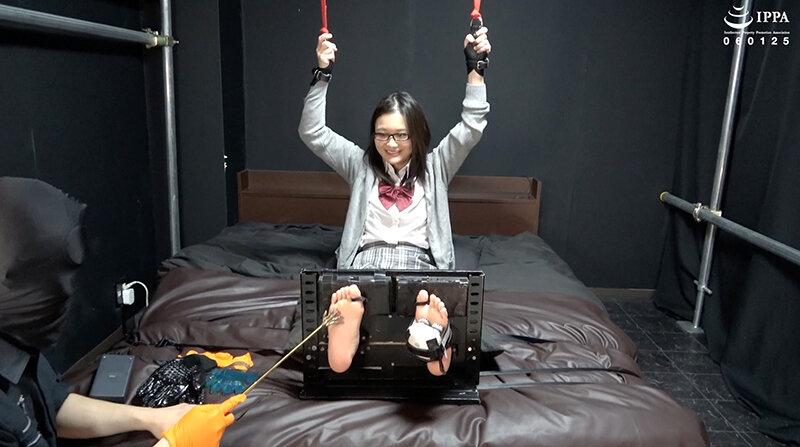 「くすぐりグローブ＋ローションで足が無くなるくらいくすぐったいと叫ぶ真冬ちゃんの足枷くすぐり！」わかしラボ WAKA-068 雪奈真冬 3 サンプル画像 2