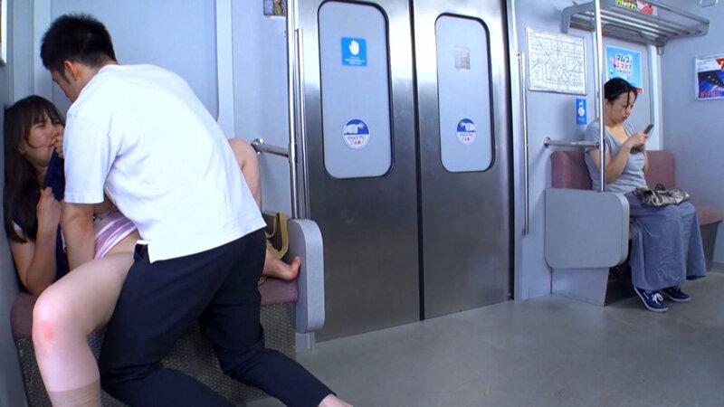 乗客がいる中堂々と行われる下劣な行為 サンプル画像 3