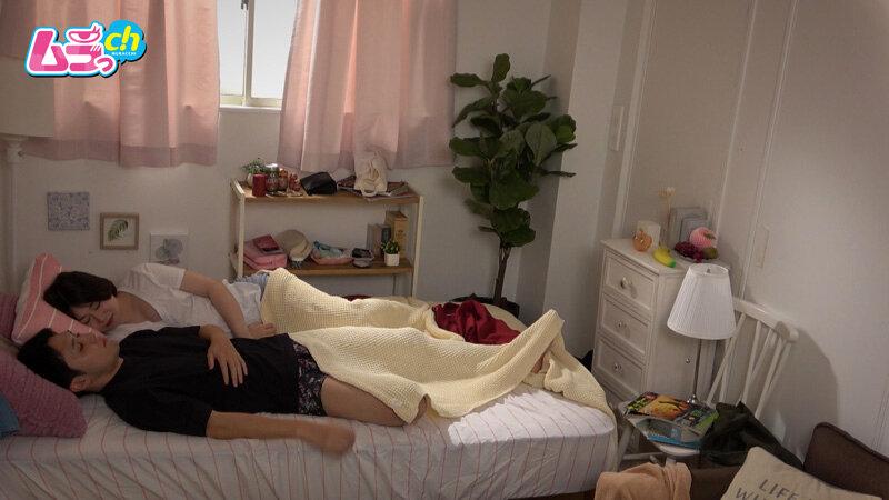 カップル部屋REC 大人しい眼鏡女子も、彼氏の命令ならチ〇ポも喉奥まで咥えちゃう！もっと好きになって欲しいから…愛を繋ぎ止めるためのご奉仕生ハメ中出しSEX サンプル画像 2