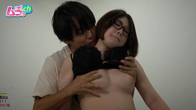 ニンゲン観察 バイト先のイケメンに裏垢バレ！恥ずかし～い露出写真をネタに強請られ、チ〇ポ食いしめる淫乱ドシャ濡れドアップマ〇コを撮影された性処理ペット奥さん サンプル画像 15