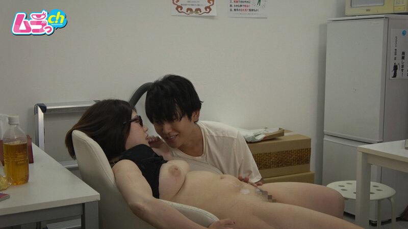 ニンゲン観察 バイト先のイケメンに裏垢バレ！恥ずかし～い露出写真をネタに強請られ、チ〇ポ食いしめる淫乱ドシャ濡れドアップマ〇コを撮影された性処理ペット奥さん サンプル画像 21