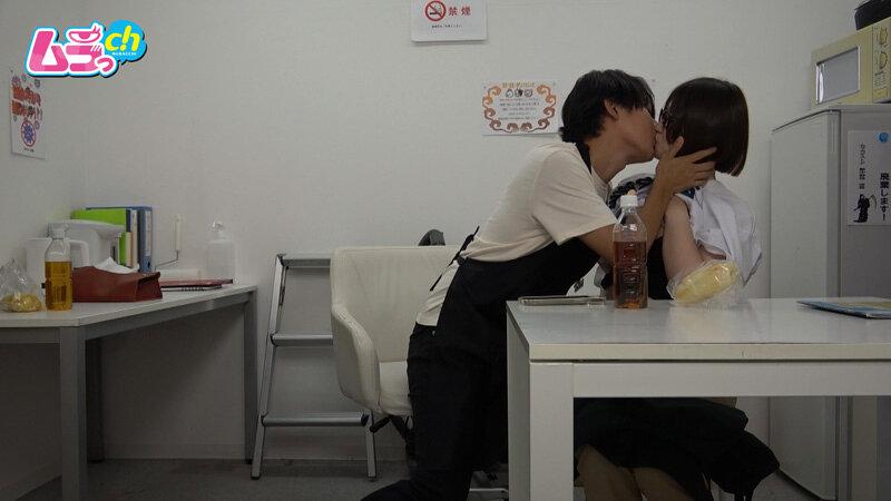 ニンゲン観察 バイト先のイケメンに裏垢バレ！恥ずかし～い露出写真をネタに強請られ、チ〇ポ食いしめる淫乱ドシャ濡れドアップマ〇コを撮影された性処理ペット奥さん サンプル画像 7
