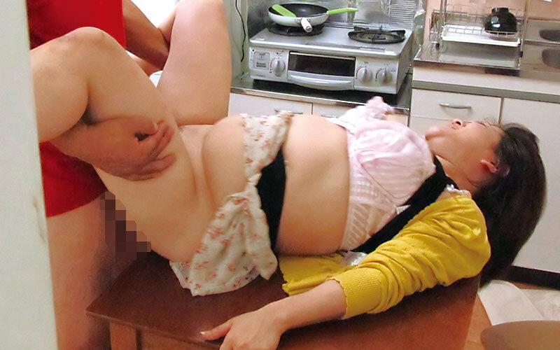 SEXに飢えた近所のおばさんが逞しいオチ●ポに夢中！！ サンプル画像 4